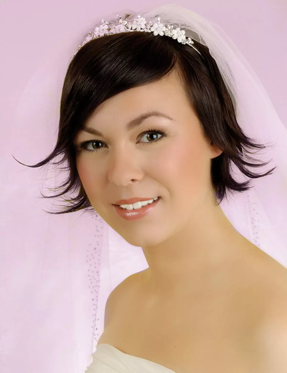 Esküvői frizurák a fátyolok rövid hajjal (44 fotó): Styling ötletek a menyasszony számára 7967_25