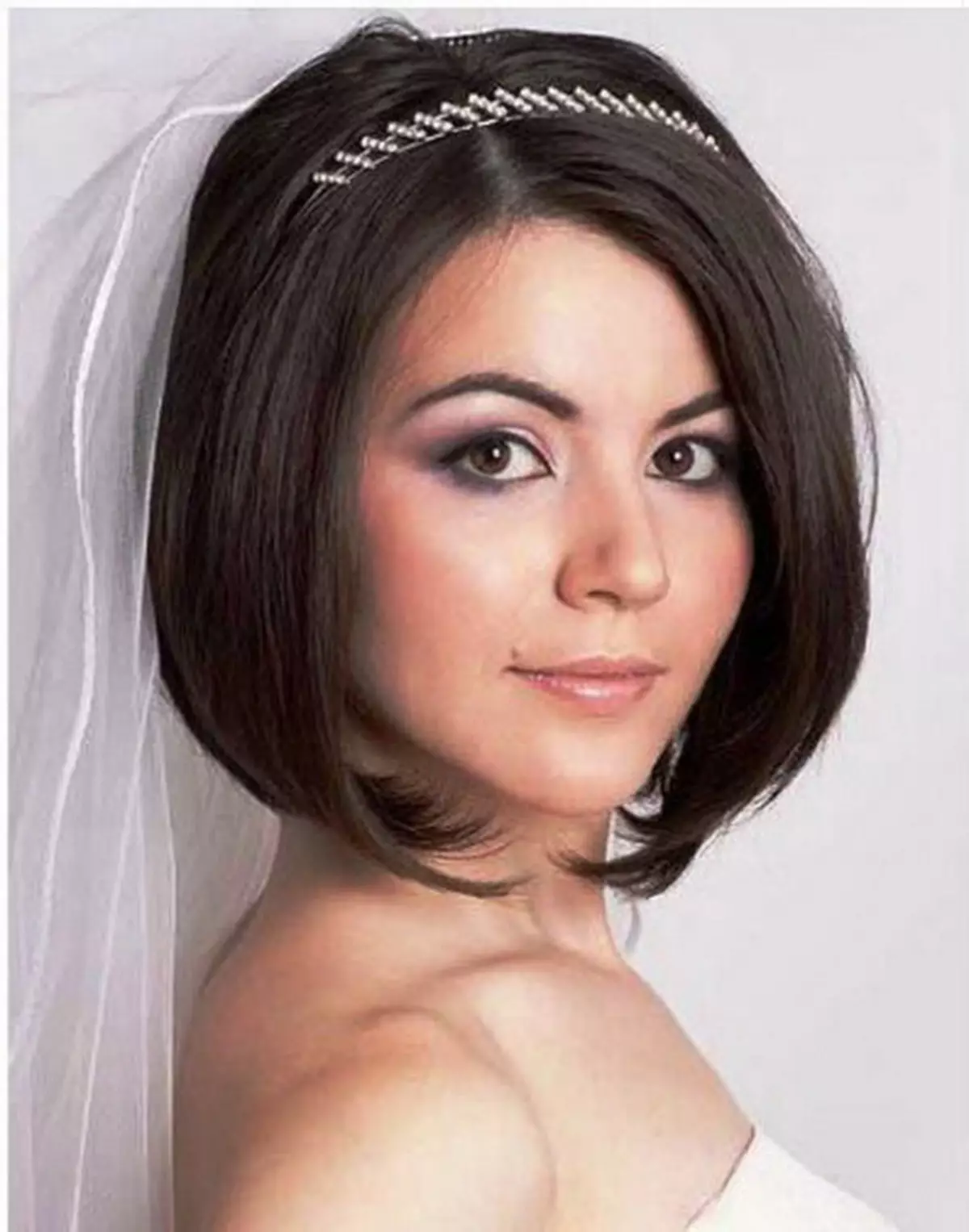 Vestuvių šukuosena su šydais trumpais plaukais (44 nuotraukos): nuotakos idėjos 7967_27