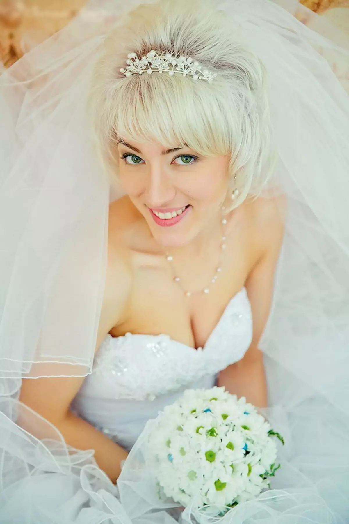 Esküvői frizurák a fátyolok rövid hajjal (44 fotó): Styling ötletek a menyasszony számára 7967_29