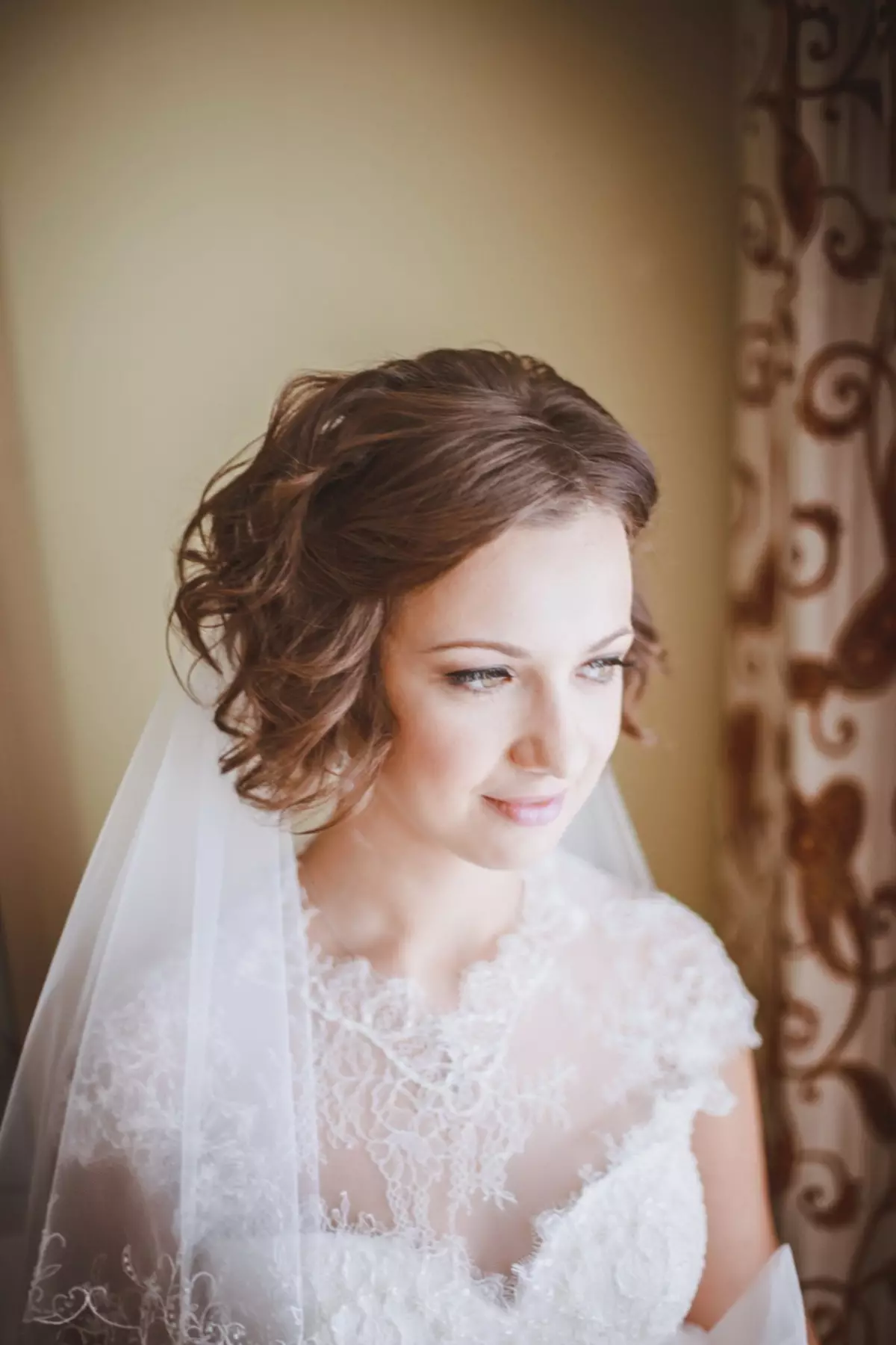 hairstyles Wedding ທີ່ມີຜ້າຄຸມກ່ຽວກັບຜົມສັ້ນ (44 ຮູບພາບ): ແນວຄວາມຄິດຂອງເຈົ້າສາວສໍາລັບເຈົ້າສາວ 7967_35