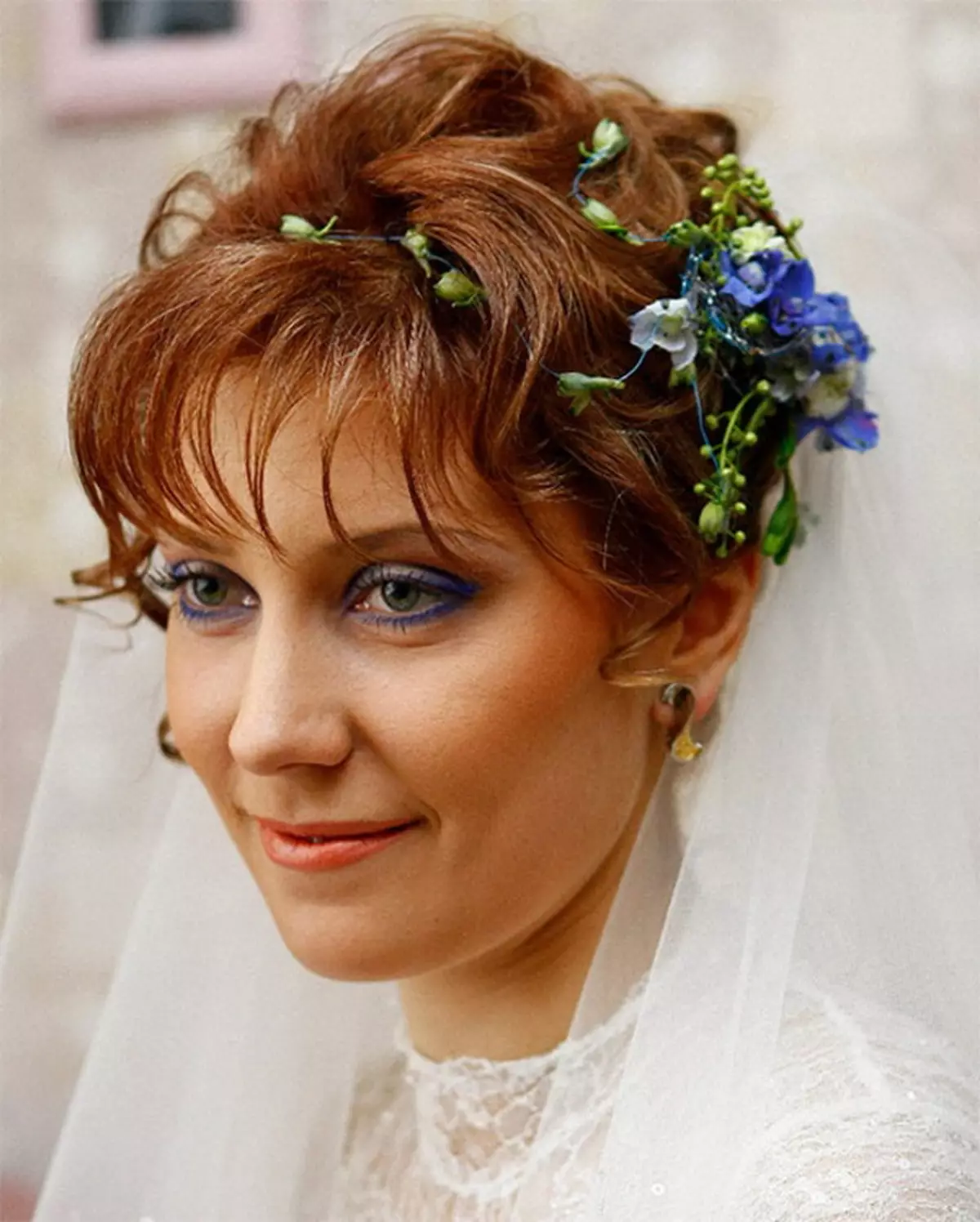 საქორწინო hairstyles ერთად veils მოკლე თმა (44 ფოტო): სტილის იდეები პატარძალი 7967_42