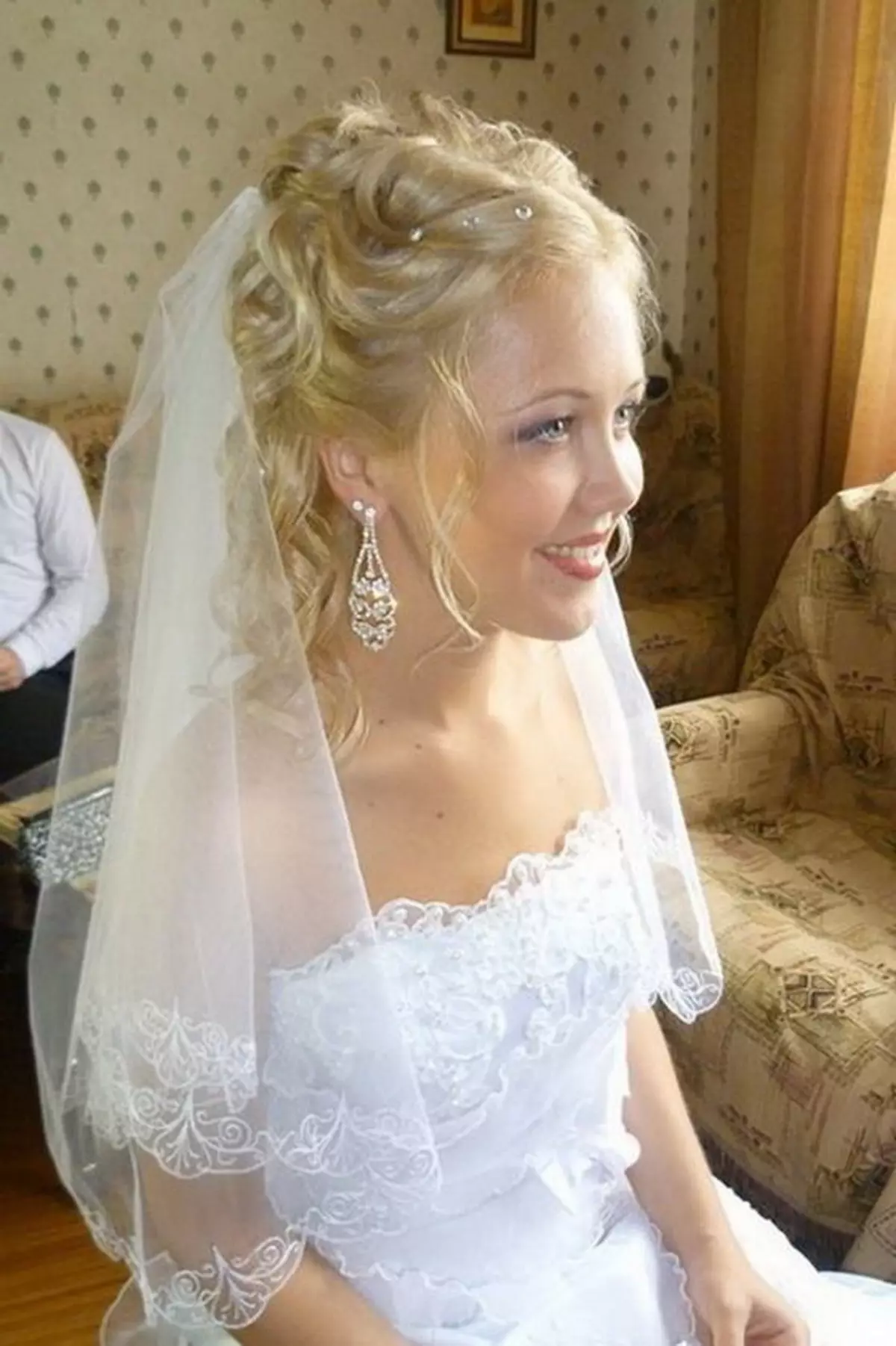 საქორწინო hairstyles ერთად veils მოკლე თმა (44 ფოტო): სტილის იდეები პატარძალი 7967_44