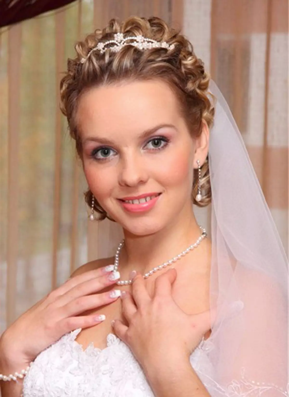 Hairstyles γάμου με πέπλα σε μικρά μαλλιά (44 φωτογραφίες): ιδέες στυλ για τη νύφη 7967_5