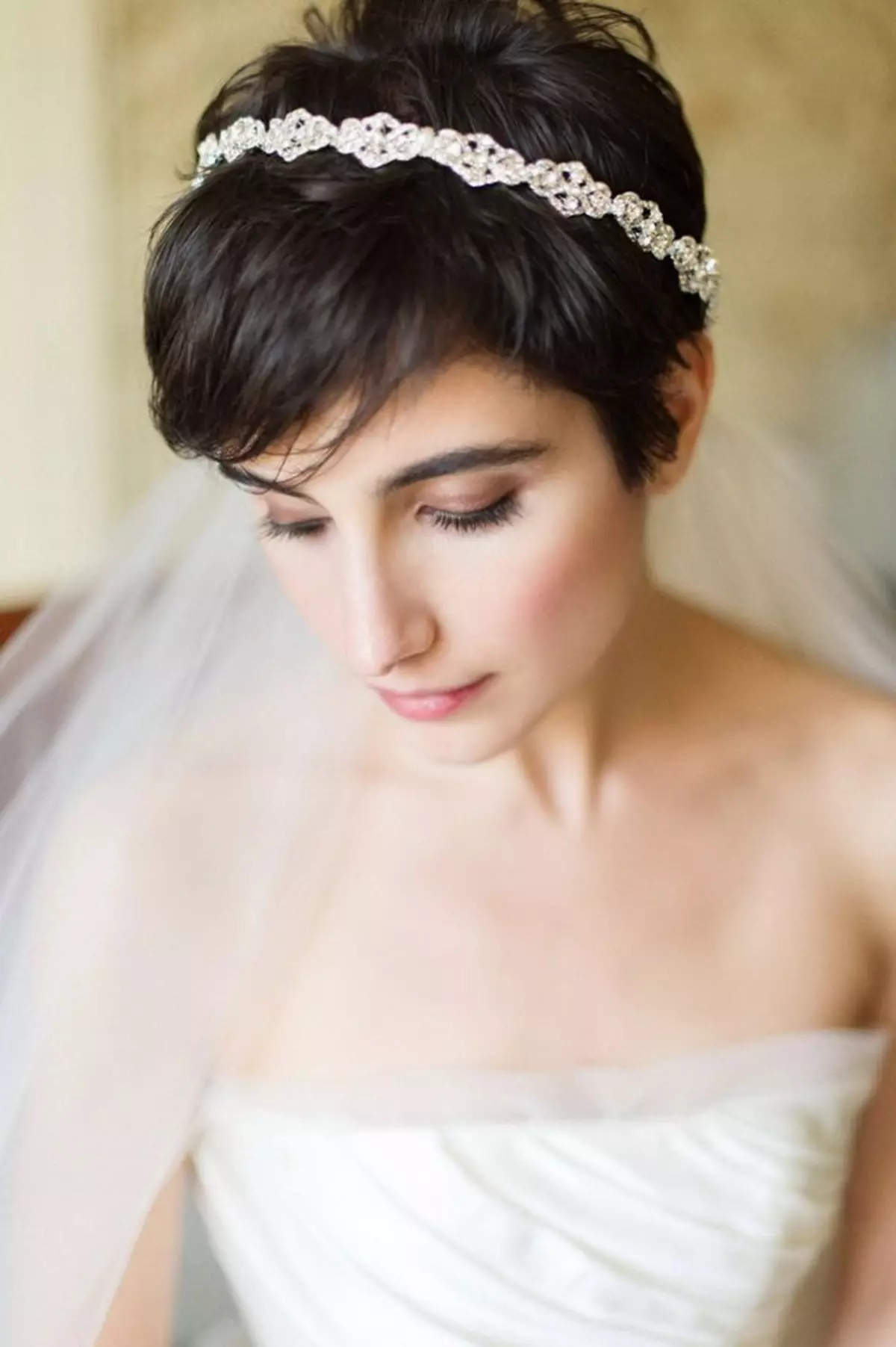 Hairstyles γάμου με πέπλα σε μικρά μαλλιά (44 φωτογραφίες): ιδέες στυλ για τη νύφη 7967_6