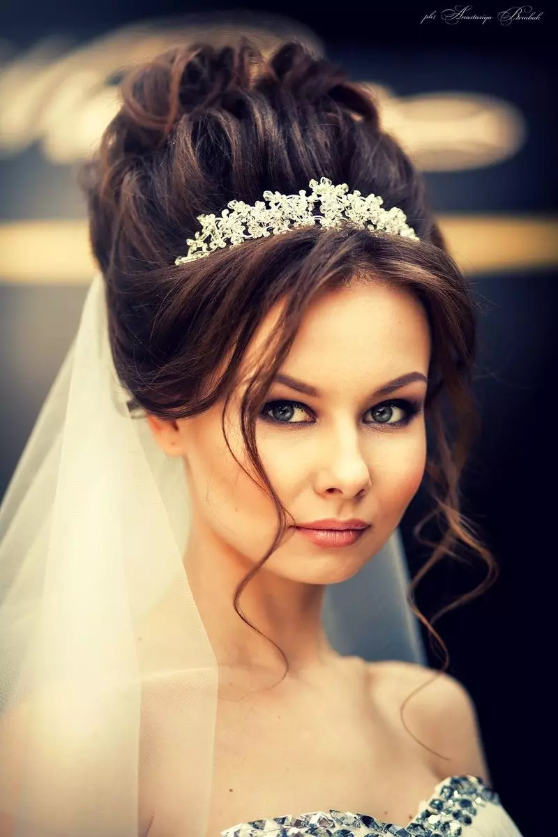 Coiffures de mariage avec voiles pour cheveux longs (40 photos): options combinées pour la mariée avec le diadème. Comment pondre des boucles à un mariage avec une équipe courte? 7971_12