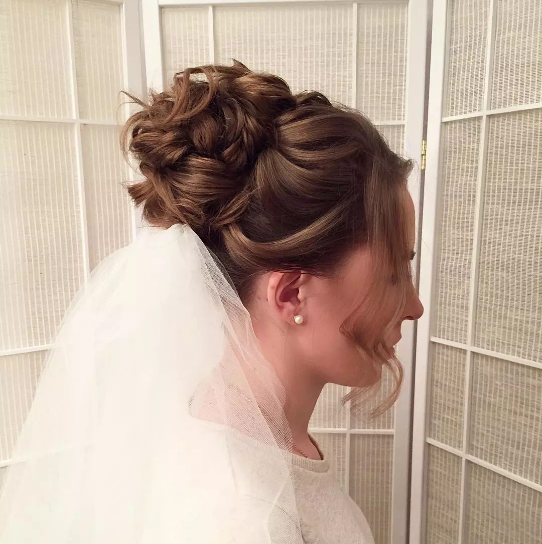 Bryllup frisurer med slør til langt hår (40 billeder): Kombinationsmuligheder for bruden med diadem. Hvordan laver du krøller til et bryllup med en kort optagelse? 7971_13