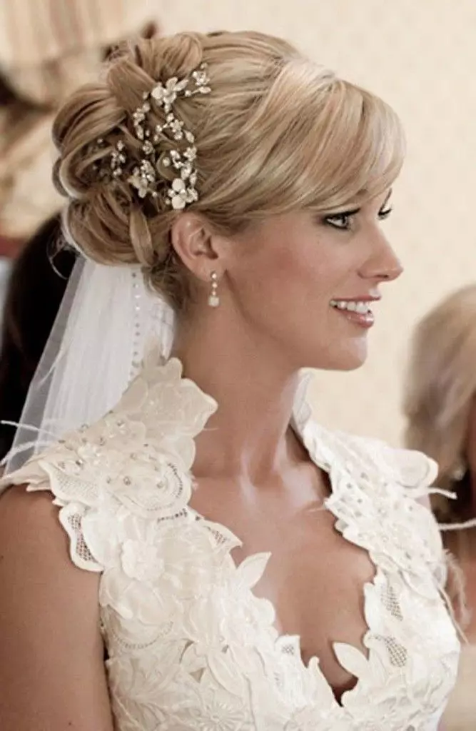 Bryllup frisurer med slør til langt hår (40 billeder): Kombinationsmuligheder for bruden med diadem. Hvordan laver du krøller til et bryllup med en kort optagelse? 7971_14