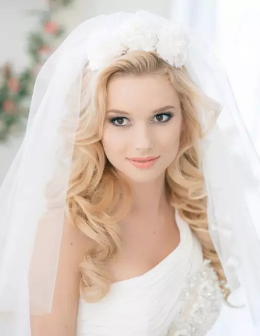 Bryllup frisurer med slør til langt hår (40 billeder): Kombinationsmuligheder for bruden med diadem. Hvordan laver du krøller til et bryllup med en kort optagelse? 7971_17