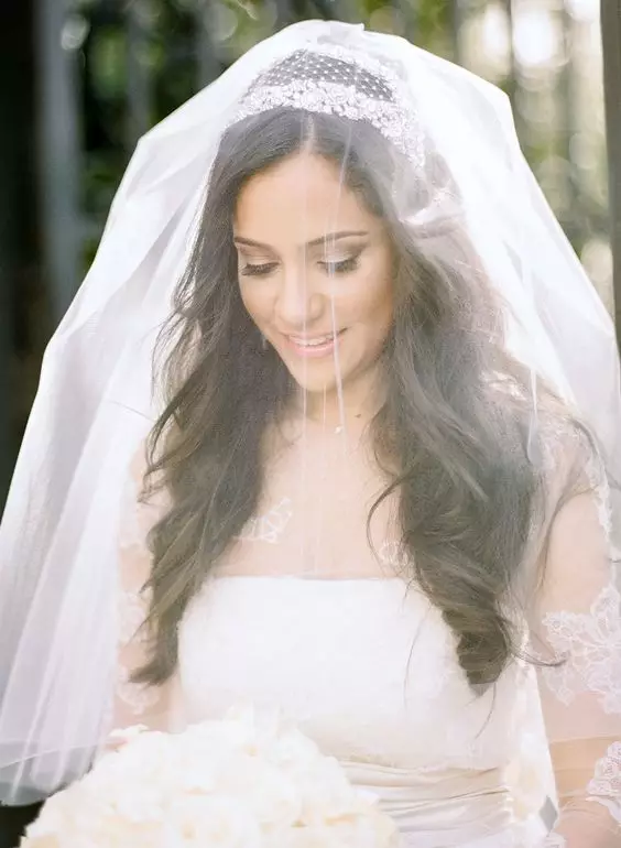 Coiffures de mariage avec voiles pour cheveux longs (40 photos): options combinées pour la mariée avec le diadème. Comment pondre des boucles à un mariage avec une équipe courte? 7971_24