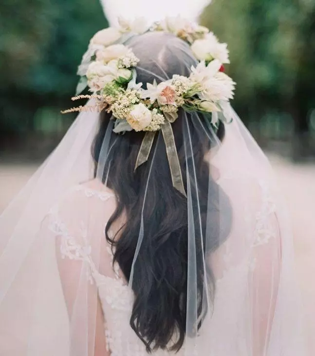 Coiffures de mariage avec voiles pour cheveux longs (40 photos): options combinées pour la mariée avec le diadème. Comment pondre des boucles à un mariage avec une équipe courte? 7971_27