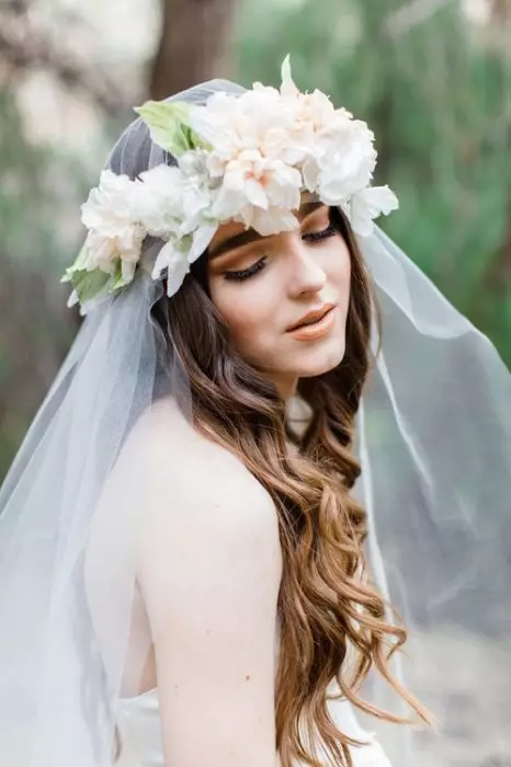 Bryllup frisurer med slør til langt hår (40 billeder): Kombinationsmuligheder for bruden med diadem. Hvordan laver du krøller til et bryllup med en kort optagelse? 7971_28
