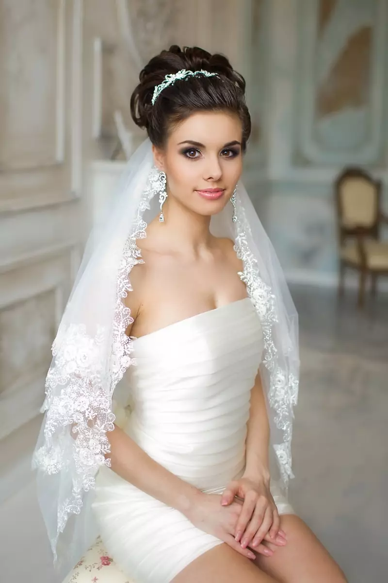 Coiffures de mariage avec voiles pour cheveux longs (40 photos): options combinées pour la mariée avec le diadème. Comment pondre des boucles à un mariage avec une équipe courte? 7971_3