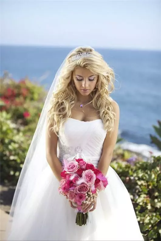 Hairstyles γάμου με πέπλα για μακριά μαλλιά (40 φωτογραφίες): Συνδυασμένες επιλογές για τη νύφη με το διάδημα. Πώς να βάλει μπούκλες σε ένα γάμο με ένα σύντομο βίντεο; 7971_34