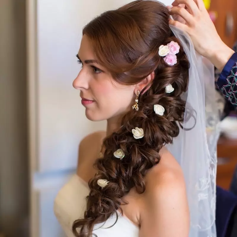 Hairstyles γάμου με πέπλα για μακριά μαλλιά (40 φωτογραφίες): Συνδυασμένες επιλογές για τη νύφη με το διάδημα. Πώς να βάλει μπούκλες σε ένα γάμο με ένα σύντομο βίντεο; 7971_37