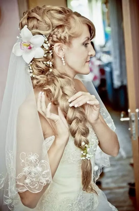 Bryllup frisurer med slør til langt hår (40 billeder): Kombinationsmuligheder for bruden med diadem. Hvordan laver du krøller til et bryllup med en kort optagelse? 7971_38