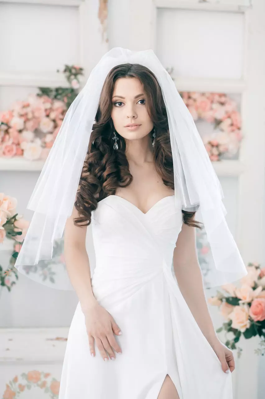 Hairstyles γάμου με πέπλα για μακριά μαλλιά (40 φωτογραφίες): Συνδυασμένες επιλογές για τη νύφη με το διάδημα. Πώς να βάλει μπούκλες σε ένα γάμο με ένα σύντομο βίντεο; 7971_4