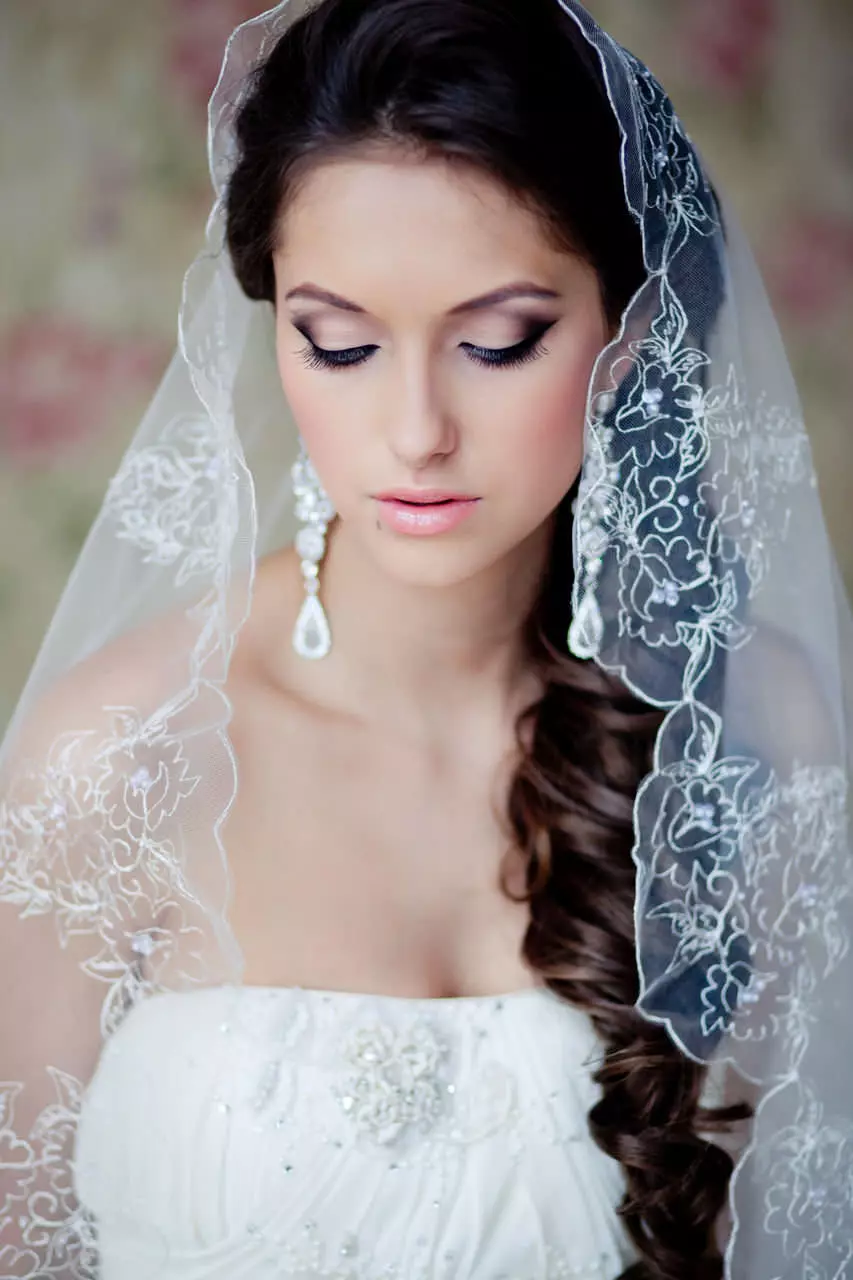 Bryllup frisurer med slør til langt hår (40 billeder): Kombinationsmuligheder for bruden med diadem. Hvordan laver du krøller til et bryllup med en kort optagelse? 7971_40