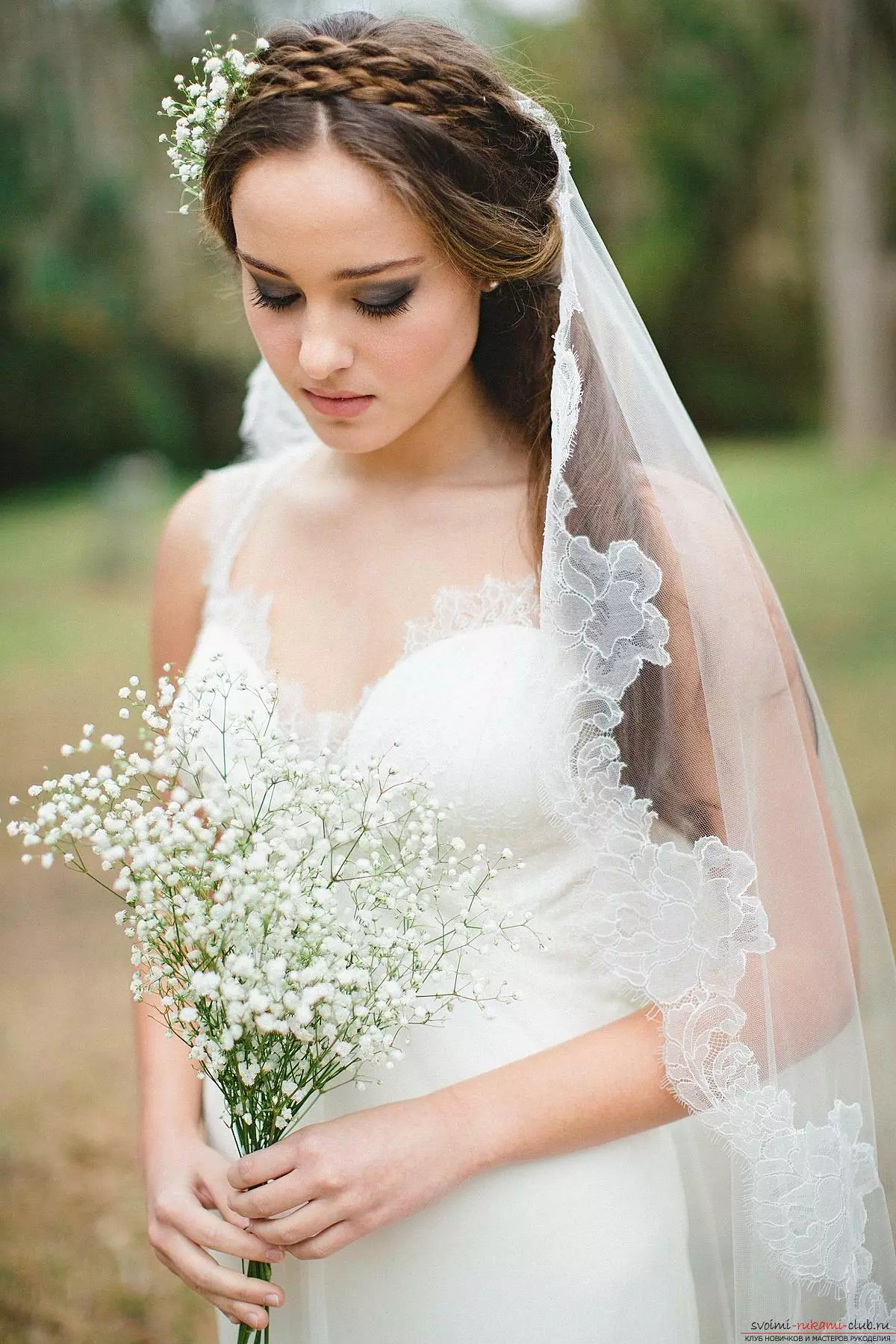 Bryllup frisurer med slør til langt hår (40 billeder): Kombinationsmuligheder for bruden med diadem. Hvordan laver du krøller til et bryllup med en kort optagelse? 7971_6