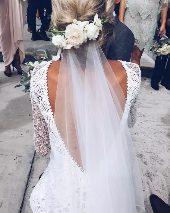 Coiffures de mariage avec voiles pour cheveux longs (40 photos): options combinées pour la mariée avec le diadème. Comment pondre des boucles à un mariage avec une équipe courte? 7971_7