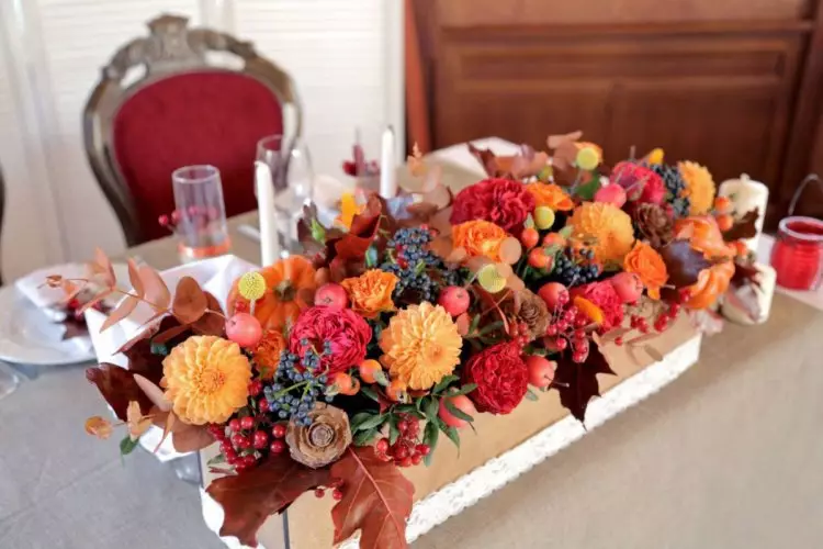 Blumenschmuck auf dem Hochzeitstisch (28 Fotos): Dekoration eines Hochzeitstisches mit lebendig und künstlichen Blumen mit ihren eigenen Händen 7974_25