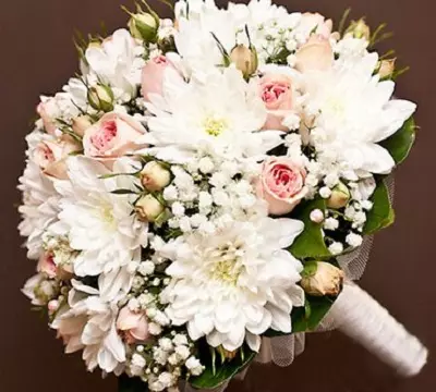 Mga Bouquet sa kasal sa Alstromeries (45 Mga Litrato): Pagpili usa ka bouquet sa mga rosas ug puti nga alstromeries alang sa pangasaw-onon 7975_25