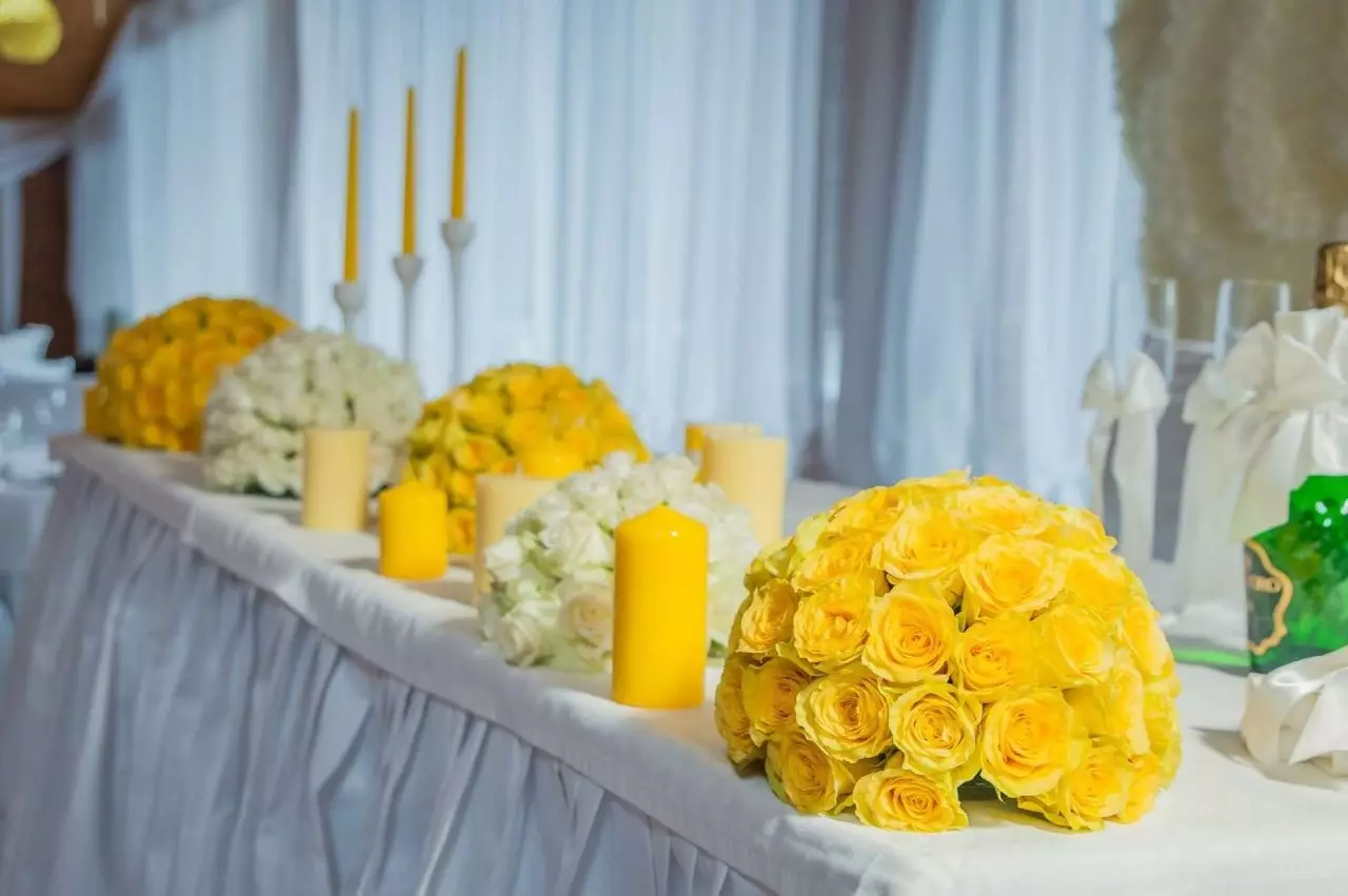 Gelber Brautstrauß (42 Fotos): Wähle Hochzeitszusammensetzungen mit weißen Blumen 7979_12