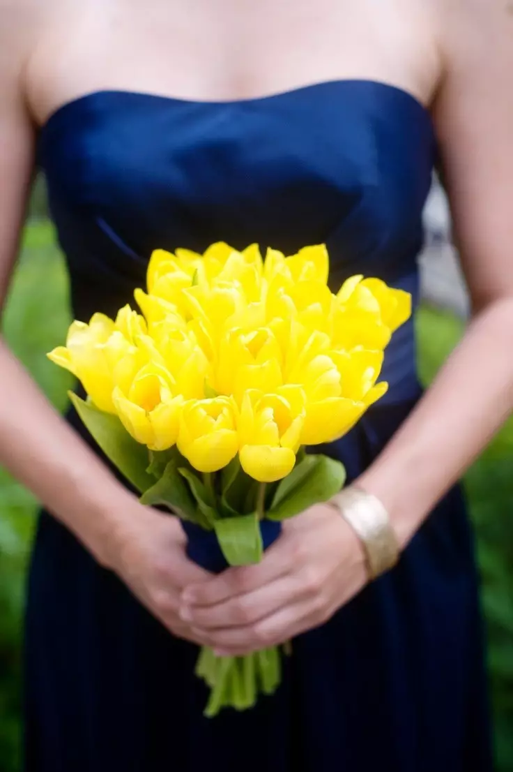 ყვითელი საქორწილო ბუკეტი (42 ფოტო): აირჩიეთ საქორწილო კომპოზიციები თეთრი ყვავილებით 7979_18