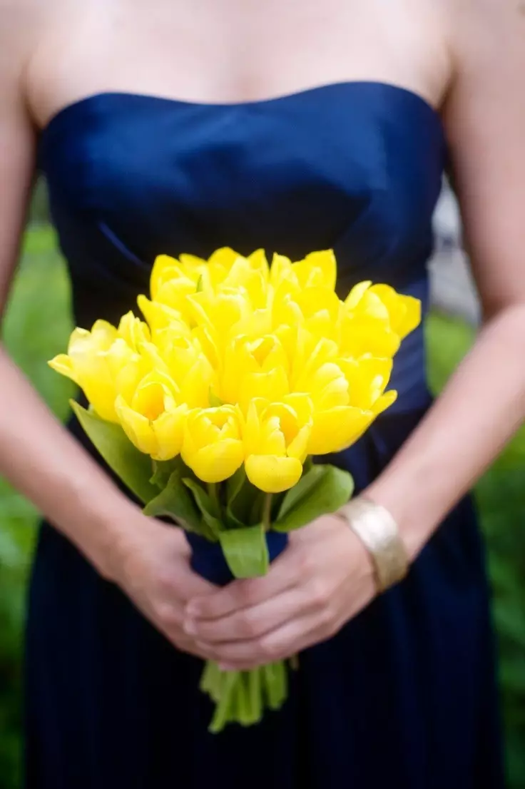 Jòn Bridal Bouquet (42 foto): Chwazi konpozisyon maryaj ak flè blan 7979_18