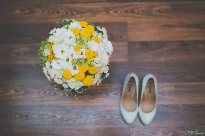 ყვითელი საქორწილო ბუკეტი (42 ფოტო): აირჩიეთ საქორწილო კომპოზიციები თეთრი ყვავილებით 7979_24