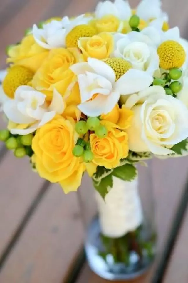 ყვითელი საქორწილო ბუკეტი (42 ფოტო): აირჩიეთ საქორწილო კომპოზიციები თეთრი ყვავილებით 7979_25