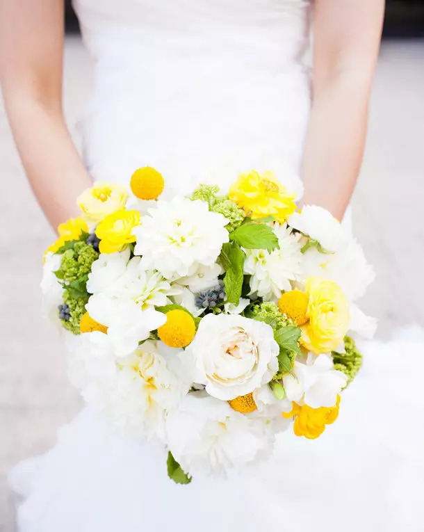 ყვითელი საქორწილო ბუკეტი (42 ფოტო): აირჩიეთ საქორწილო კომპოზიციები თეთრი ყვავილებით 7979_27