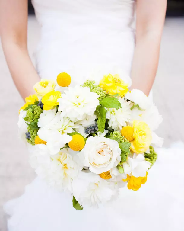 Jòn Bridal Bouquet (42 foto): Chwazi konpozisyon maryaj ak flè blan 7979_27