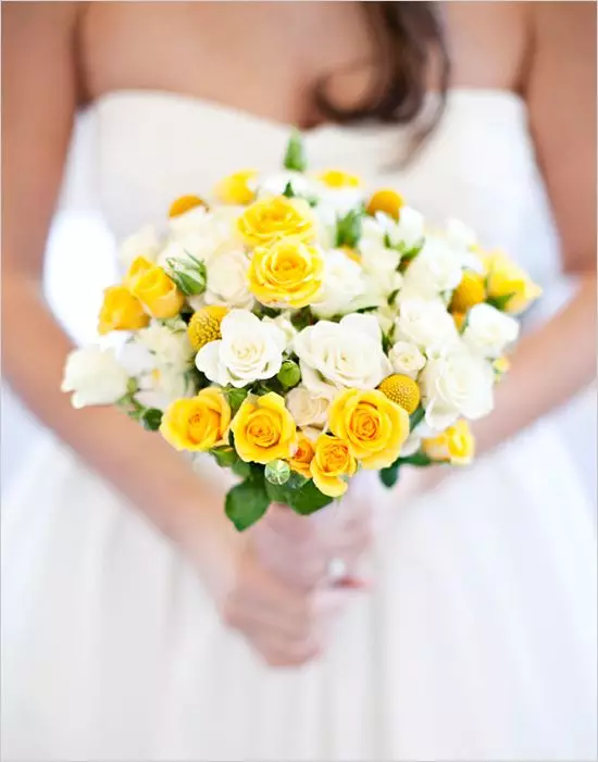 Gelber Brautstrauß (42 Fotos): Wähle Hochzeitszusammensetzungen mit weißen Blumen 7979_29