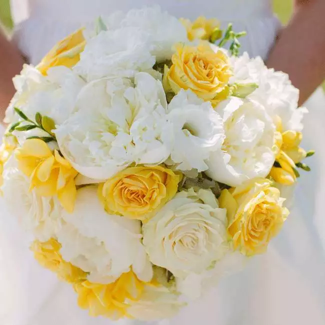 ყვითელი საქორწილო ბუკეტი (42 ფოტო): აირჩიეთ საქორწილო კომპოზიციები თეთრი ყვავილებით 7979_31