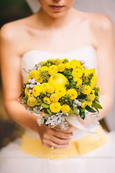 ყვითელი საქორწილო ბუკეტი (42 ფოტო): აირჩიეთ საქორწილო კომპოზიციები თეთრი ყვავილებით 7979_6