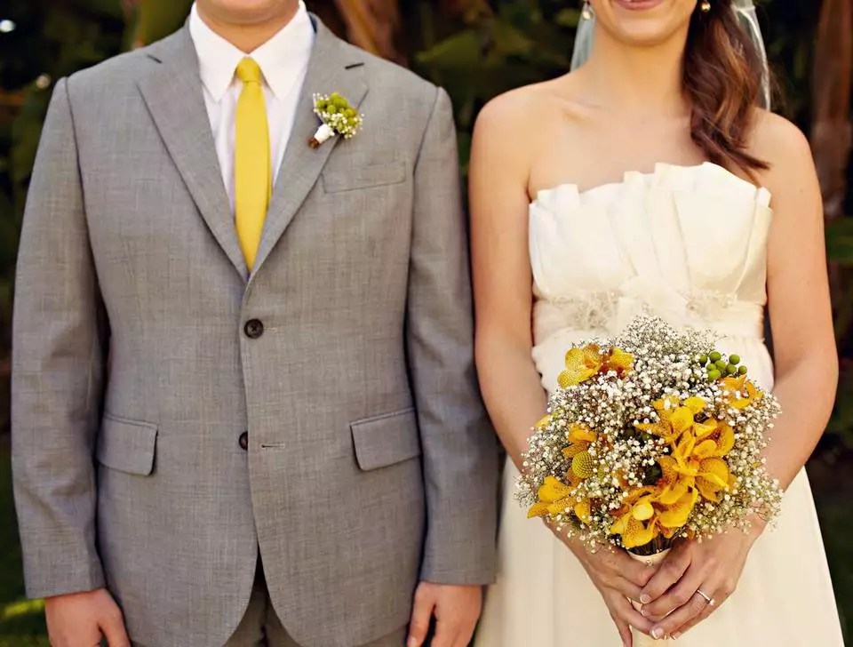 ყვითელი საქორწილო ბუკეტი (42 ფოტო): აირჩიეთ საქორწილო კომპოზიციები თეთრი ყვავილებით 7979_9