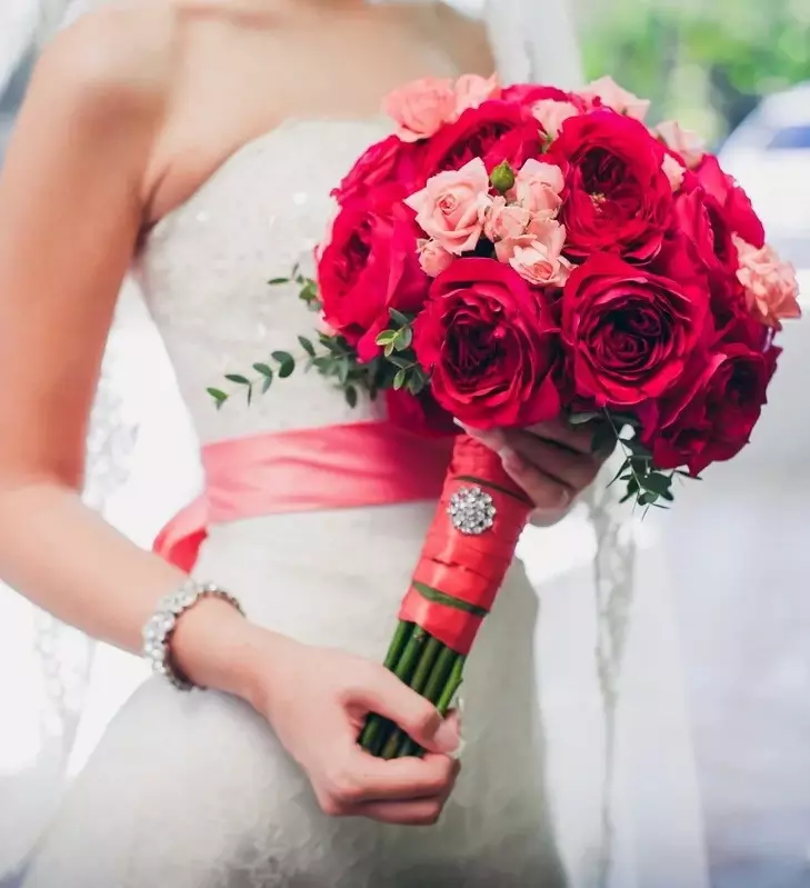 ດອກໄມ້ໃນ bouquet ຂອງ bride ໄດ້ (71 ຮູບ): ຊື່ຂອງພືດ wedding ຕາມລະດູການທີ່ດີທີ່ສຸດ 7980_10
