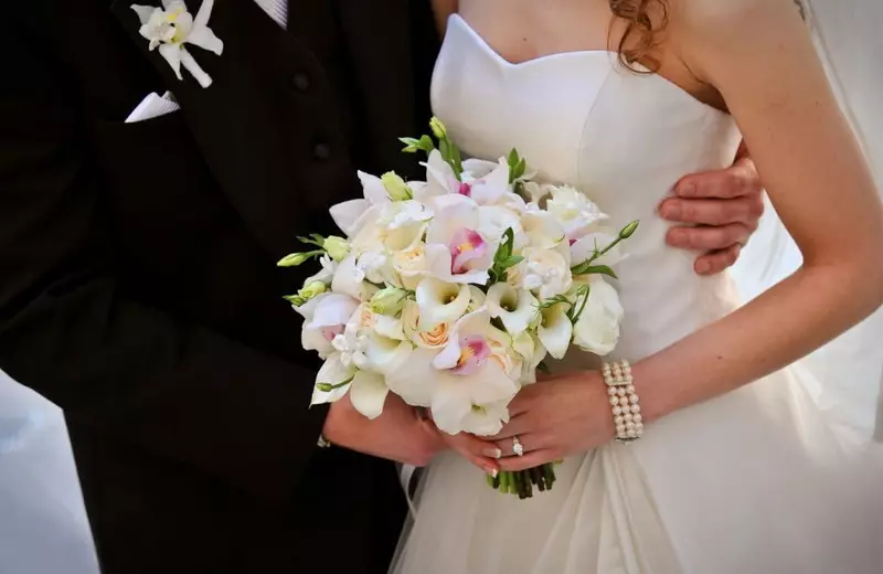 ດອກໄມ້ໃນ bouquet ຂອງ bride ໄດ້ (71 ຮູບ): ຊື່ຂອງພືດ wedding ຕາມລະດູການທີ່ດີທີ່ສຸດ 7980_17