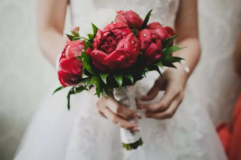 ດອກໄມ້ໃນ bouquet ຂອງ bride ໄດ້ (71 ຮູບ): ຊື່ຂອງພືດ wedding ຕາມລະດູການທີ່ດີທີ່ສຸດ 7980_29