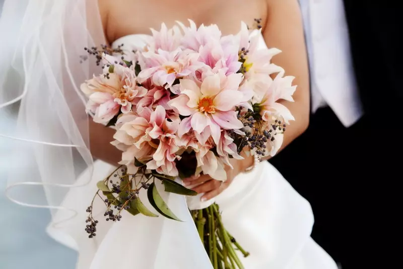 ດອກໄມ້ໃນ bouquet ຂອງ bride ໄດ້ (71 ຮູບ): ຊື່ຂອງພືດ wedding ຕາມລະດູການທີ່ດີທີ່ສຸດ 7980_36