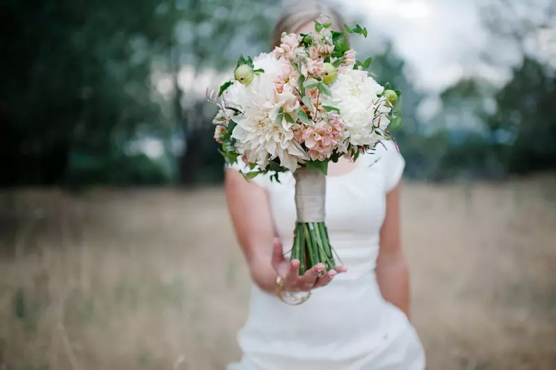 ດອກໄມ້ໃນ bouquet ຂອງ bride ໄດ້ (71 ຮູບ): ຊື່ຂອງພືດ wedding ຕາມລະດູການທີ່ດີທີ່ສຸດ 7980_37