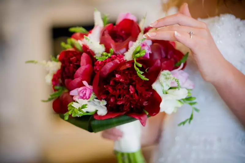 ດອກໄມ້ໃນ bouquet ຂອງ bride ໄດ້ (71 ຮູບ): ຊື່ຂອງພືດ wedding ຕາມລະດູການທີ່ດີທີ່ສຸດ 7980_49