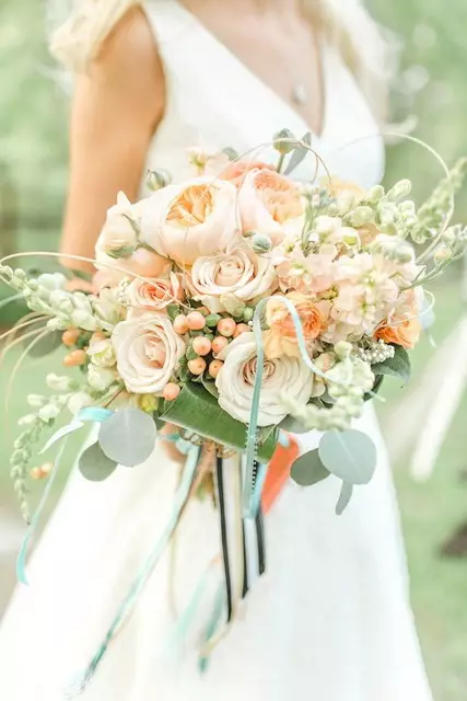 ດອກໄມ້ໃນ bouquet ຂອງ bride ໄດ້ (71 ຮູບ): ຊື່ຂອງພືດ wedding ຕາມລະດູການທີ່ດີທີ່ສຸດ 7980_9