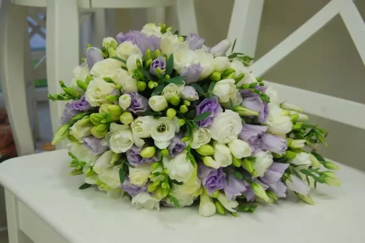 Bouquet sebagai hadiah untuk pernikahan Newlyweds (113 foto): Bunga apa yang memberi anak muda dari orang tua dan tamu? 7987_10