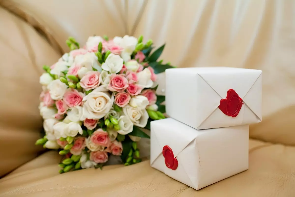 Bouquet kā dāvana kāzu jaunlaulātajiem (113 fotogrāfijas): kādi ziedi dod jauniem vecākiem un viesiem? 7987_11