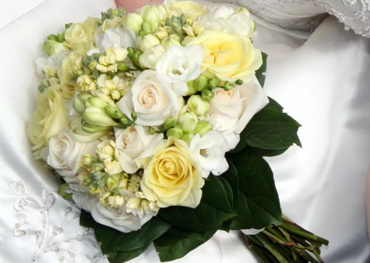Bir düğün yeni evliler için bir hediye olarak bir buket (113 fotoğraf): Hangi çiçeklere ebeveynlerden ve misafirlerden gençler? 7987_13