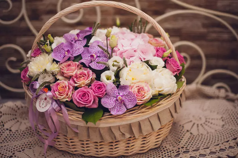 Bouquet sebagai hadiah untuk pernikahan Newlyweds (113 foto): Bunga apa yang memberi anak muda dari orang tua dan tamu? 7987_16