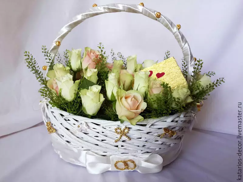 En bukett som en present till ett bröllops nygifta (113 bilder): Vilka blommor ger unga från föräldrar och gäster? 7987_17