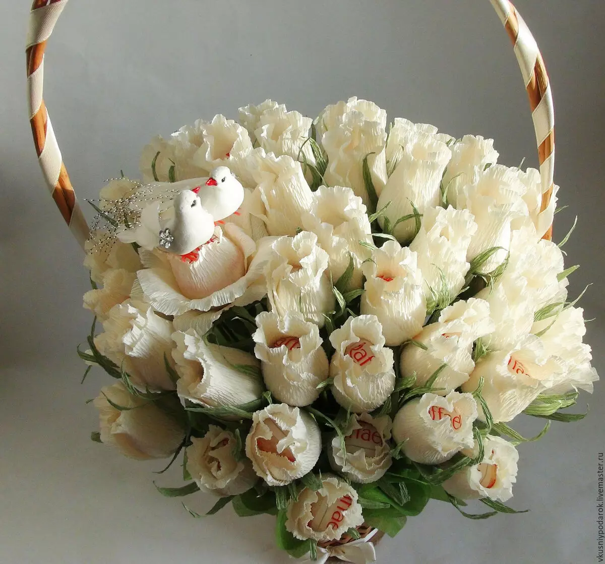 Bouquet kot darilo za poročne novice (113 fotografij): Kaj cvetje dajejo mladim od staršev in gostov? 7987_21