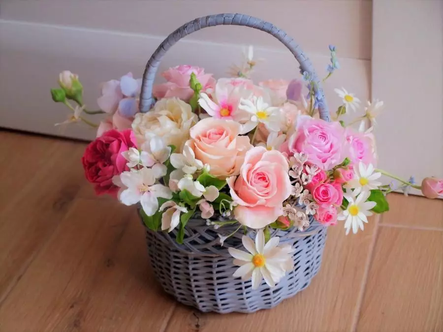 Usa ka bouquet ingon usa ka regalo alang sa usa ka bag-ong bag-ong kasal (113 Mga Litrato): Unsa nga mga bulak ang naghatag mga anak gikan sa mga ginikanan ug mga bisita? 7987_23